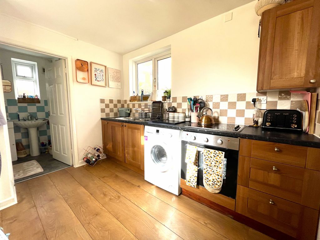 Property photo 2 of 6 Kitchen