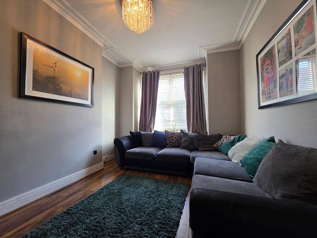 Property photo 2 of 11 Livingroom