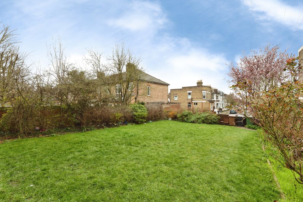 Property photo 2 of 20 Communal Gardens