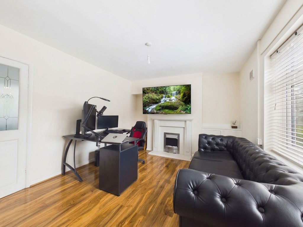 Property photo 3 of 12 Lounge