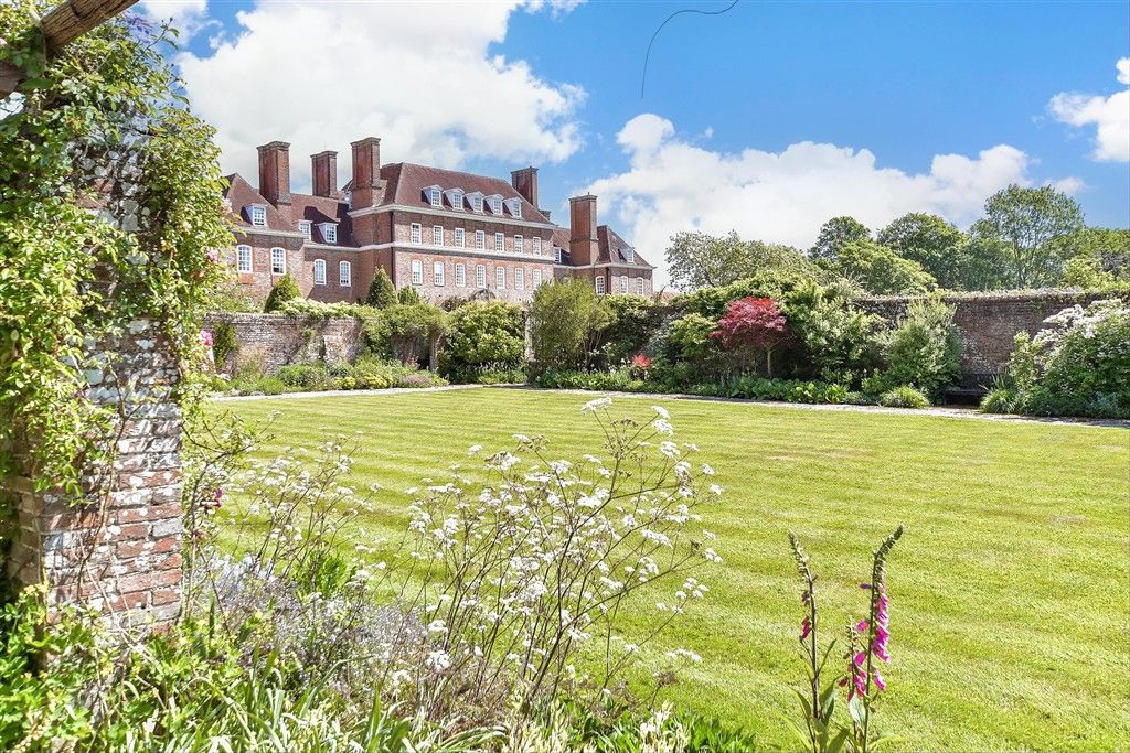 Property photo 1 of 19 Communal Gardens