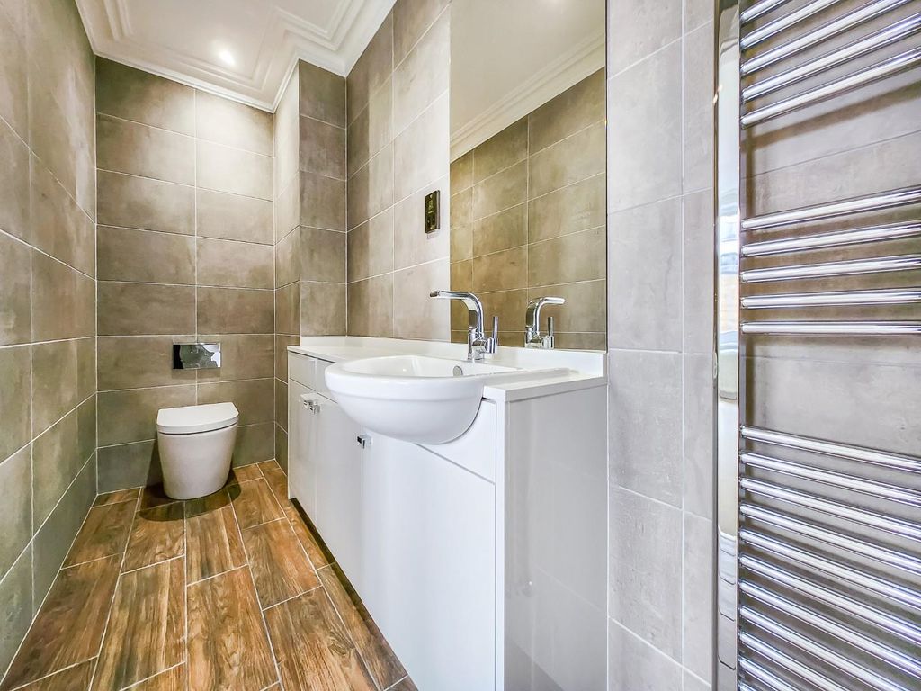 Property photo 3 of 9 Show Flat