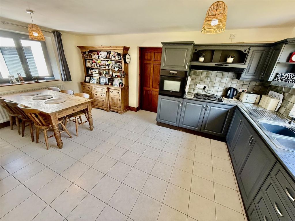 Property photo 3 of 17 Kitchen/ Dining Room