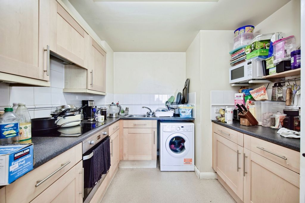 Property photo 3 of 10 Kitchen