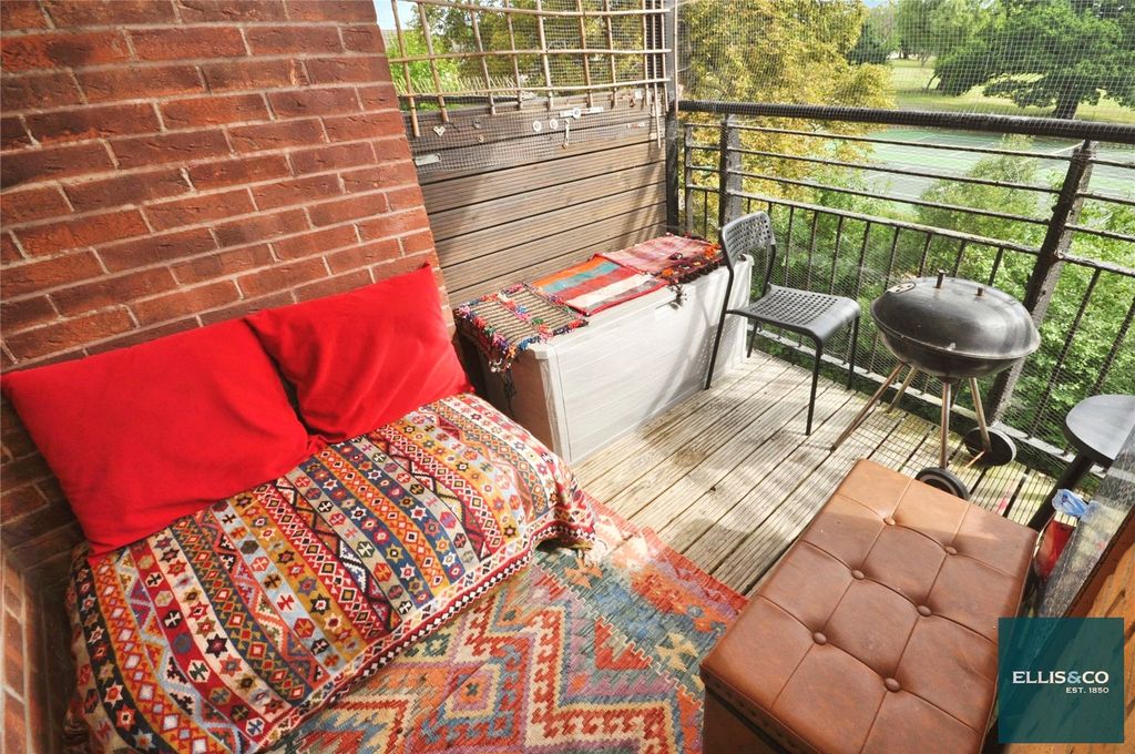 Property photo 2 of 9 Picture No. 12