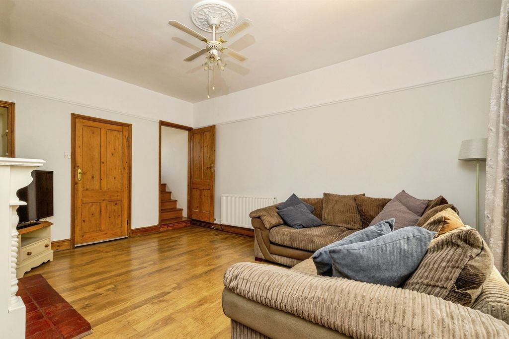 Property photo 3 of 23 Lounge