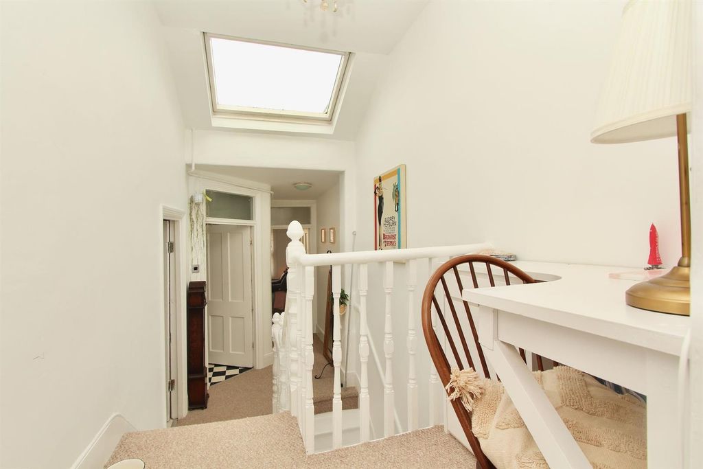 Property photo 3 of 14 Clissold Crescent, N16