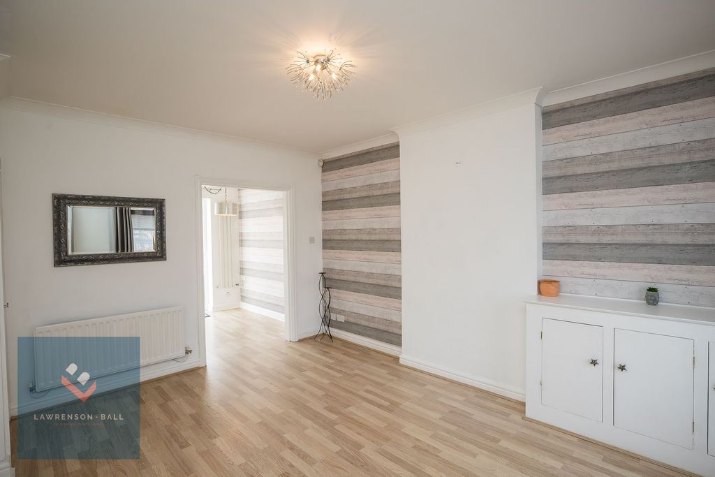 Property photo 3 of 16 Lounge