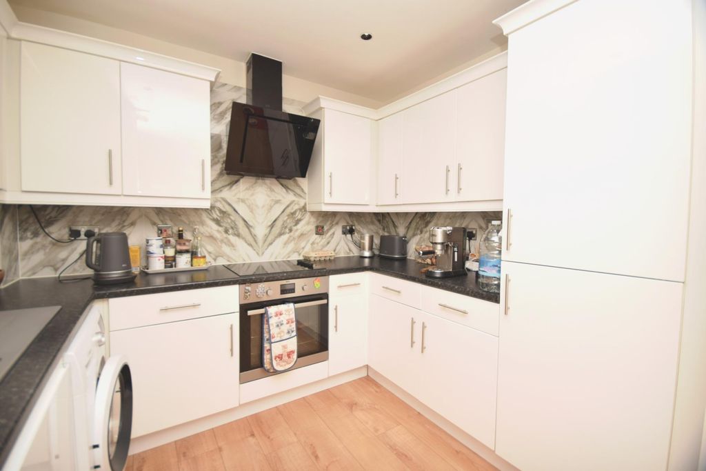 Property photo 3 of 10 Kitchen