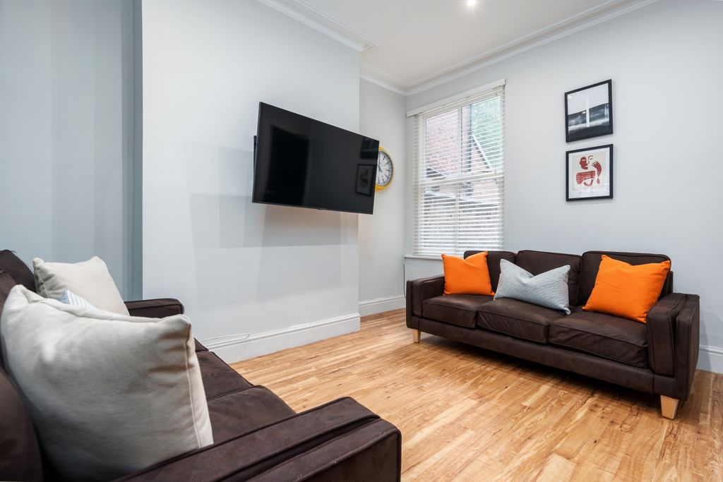 Property photo 2 of 12 69 Cawdor, Living Room 2