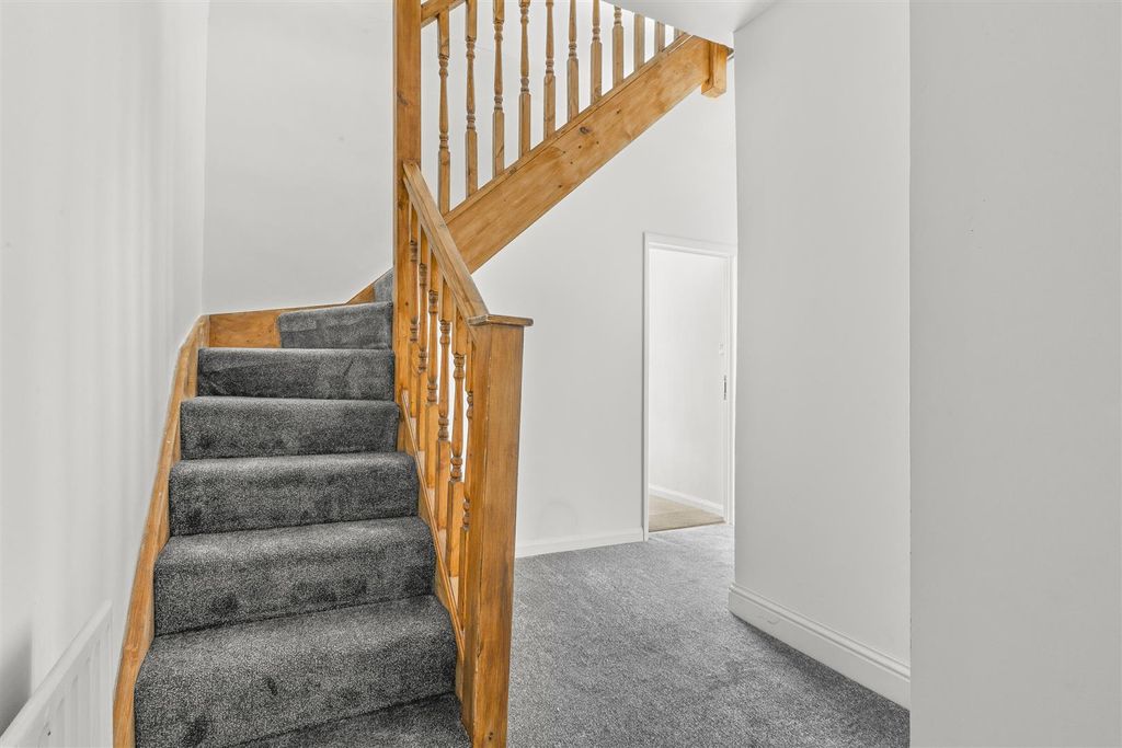 Property photo 3 of 14 Hallway