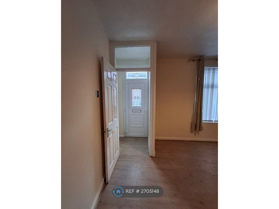 Property photo 2 of 17 Entrance Hall