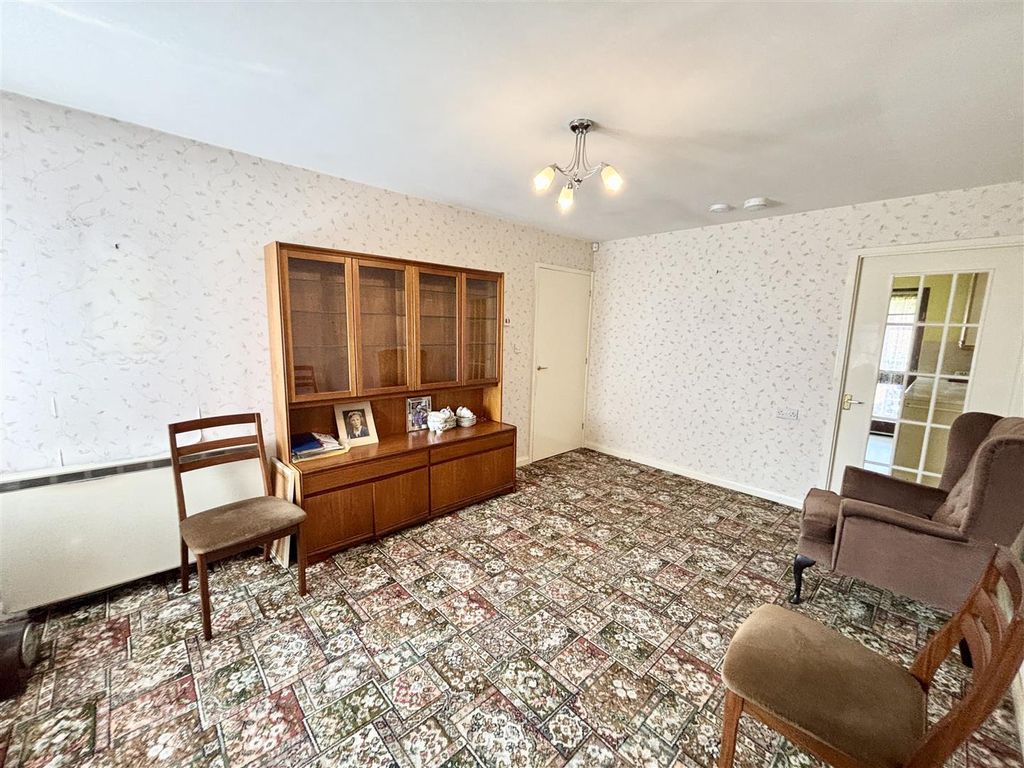 Property photo 3 of 17 Lounge