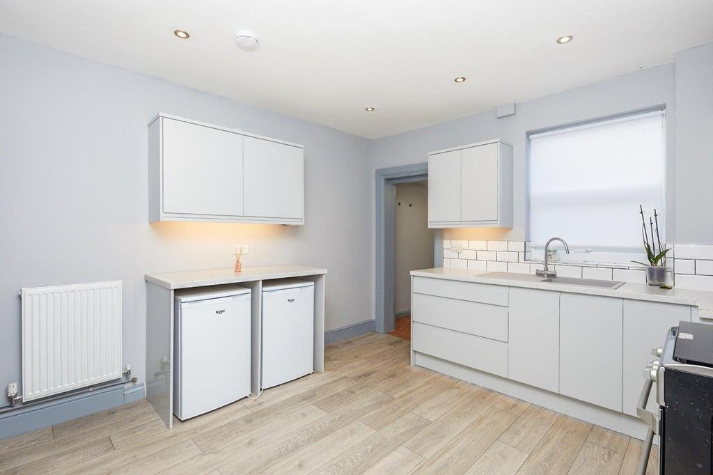 Property photo 2 of 11 Kitchen