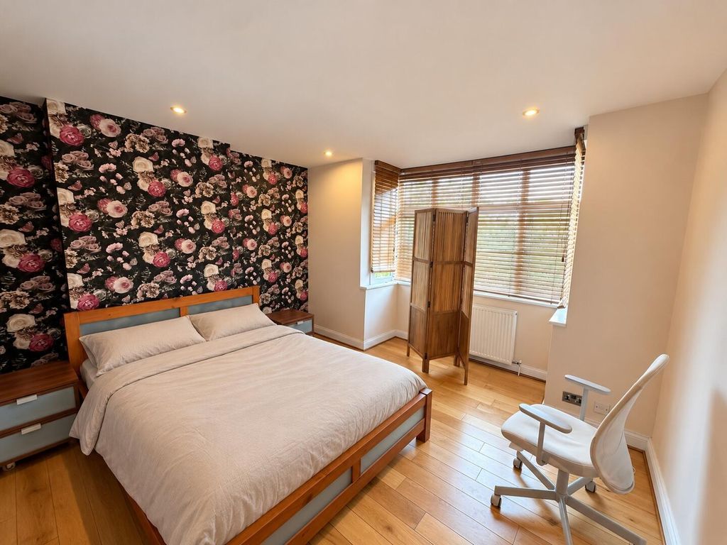 Property photo 1 of 6 Bedroom