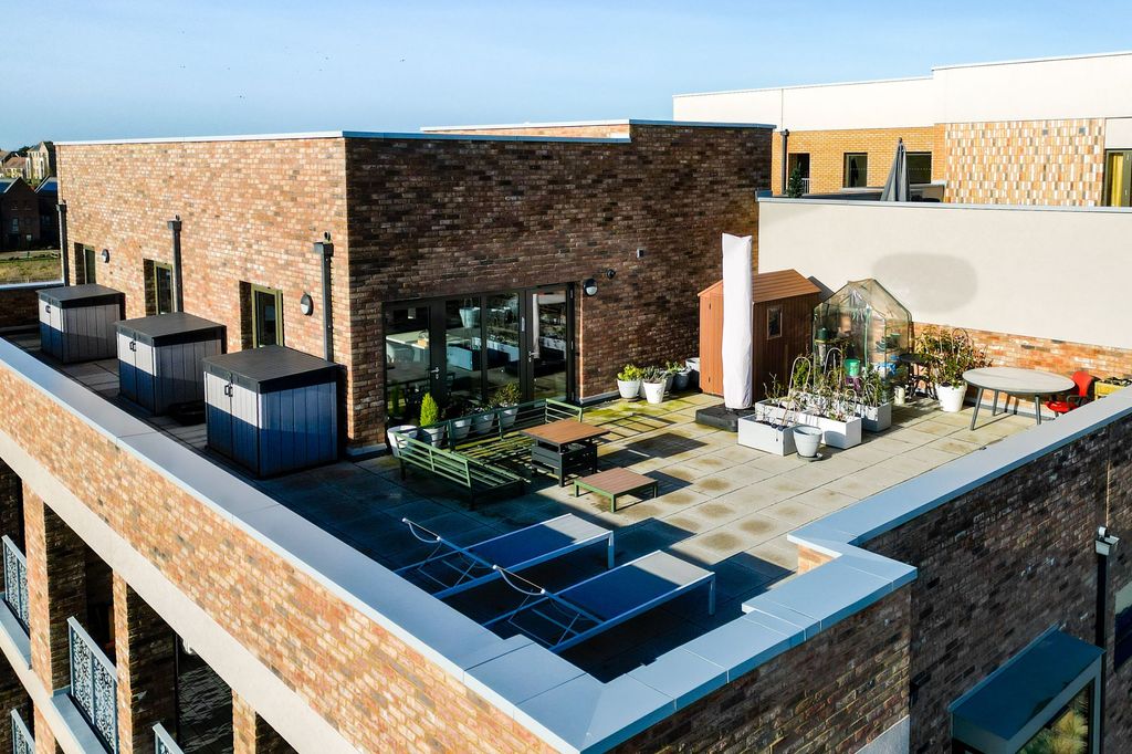 Property photo 2 of 27