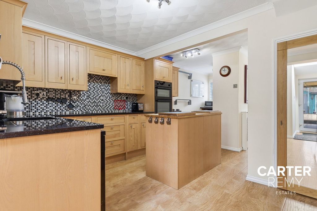 Property photo 2 of 28