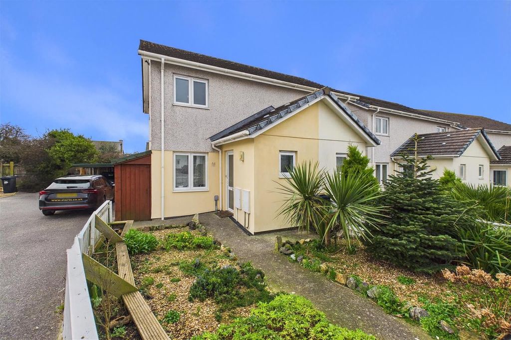 Property photo 1 of 27 Dale Close