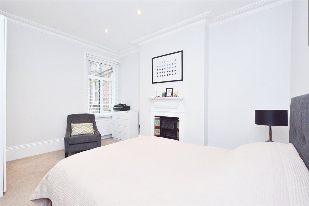 Property photo 3 of 11 Bedroom1