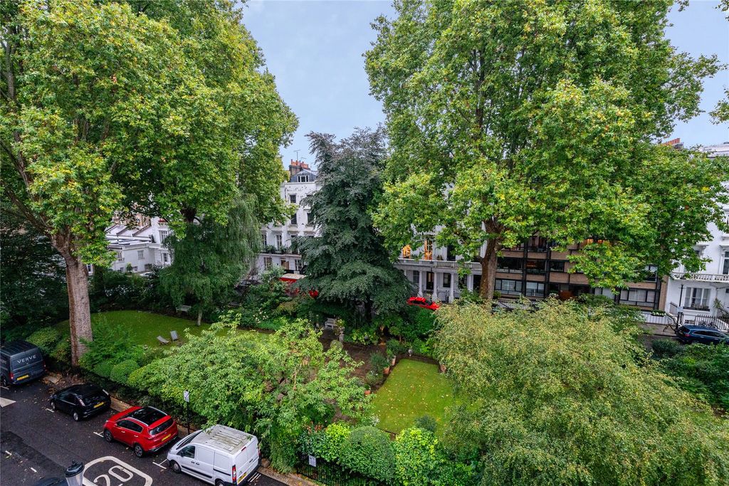 Property photo 2 of 8 Garden Square