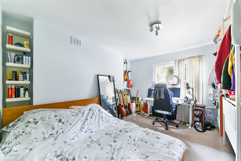 Property photo 3 of 8 Picture No. 12