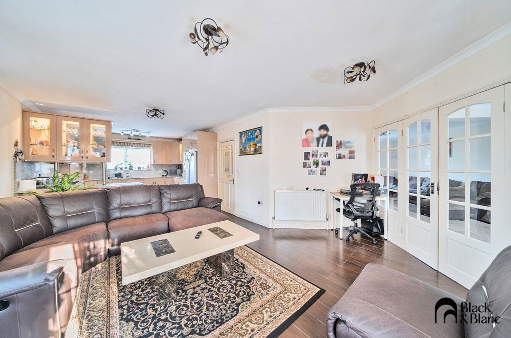 Property photo 3 of 20 Kitchen/ Living