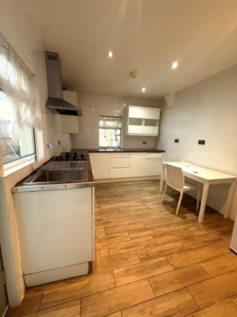 Property photo 3 of 7 v