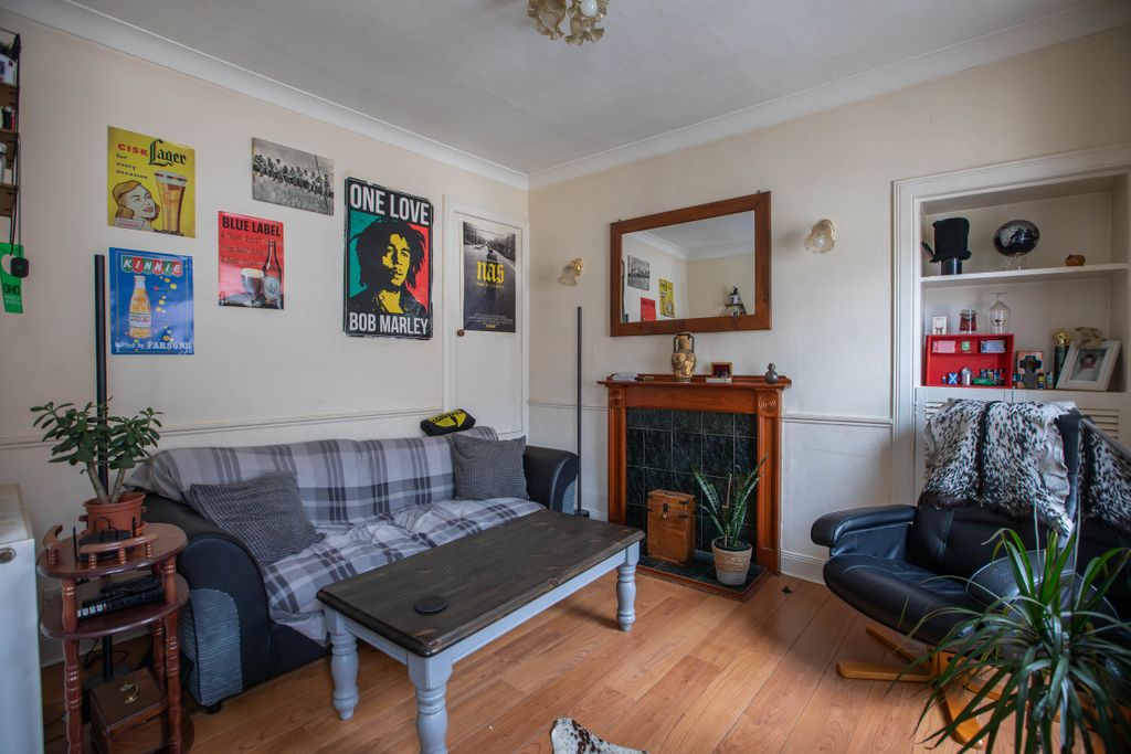 Property photo 3 of 16 Lounge 1