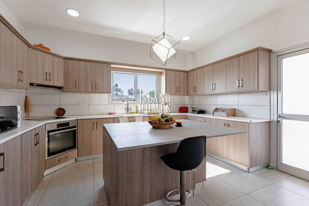 Property photo 3 of 32