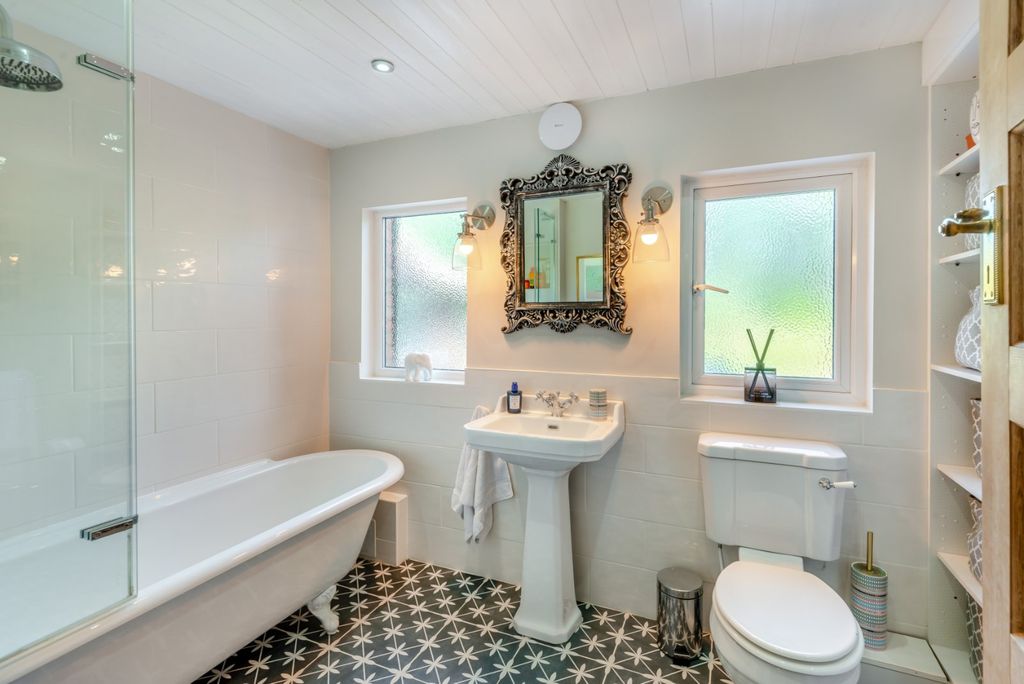 Additional image 10 of 2 bed flat for saleDouglas Road, Harpenden, Hertfordshire AL5