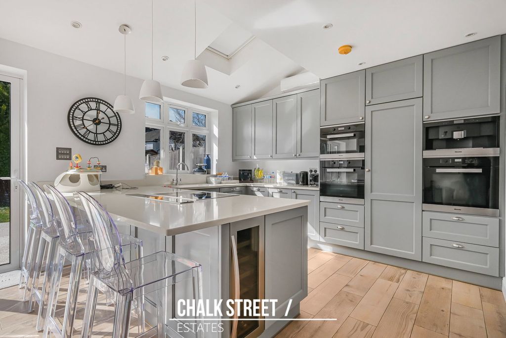 Property photo 2 of 31