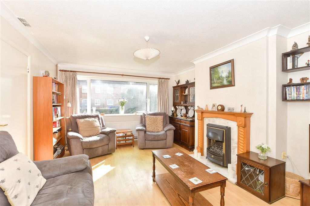 Property photo 2 of 11 Lounge