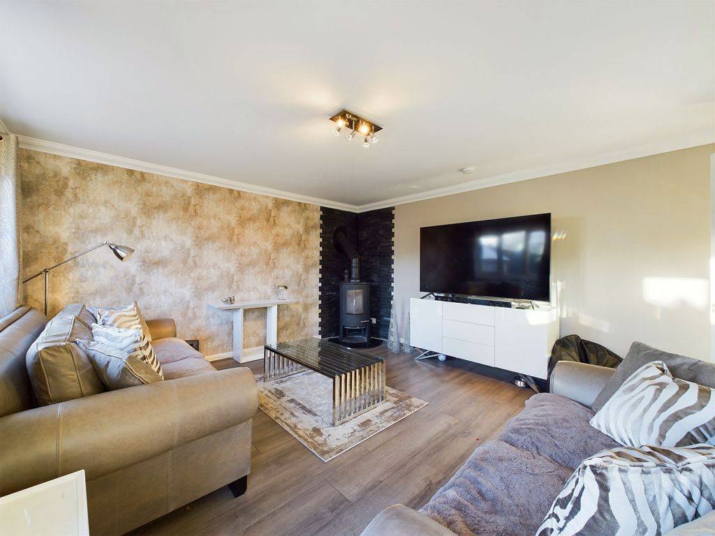Property photo 3 of 17 Lounge