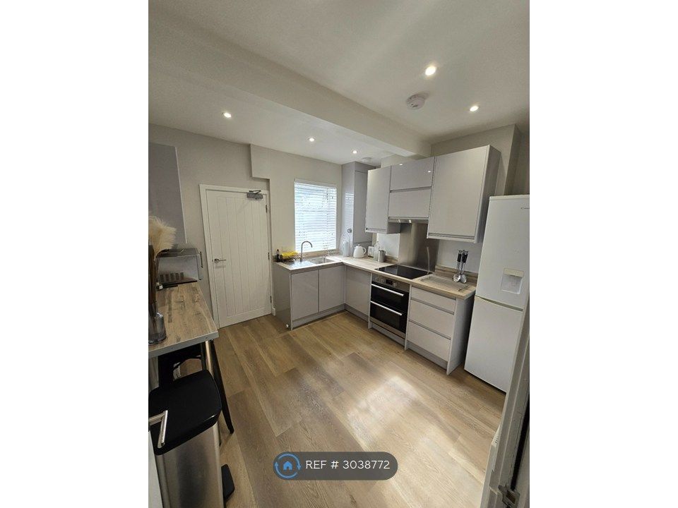 Property photo 2 of 10 Hi Spec Kitchen, Dishwasher, 2x Oven, Washer Dryer