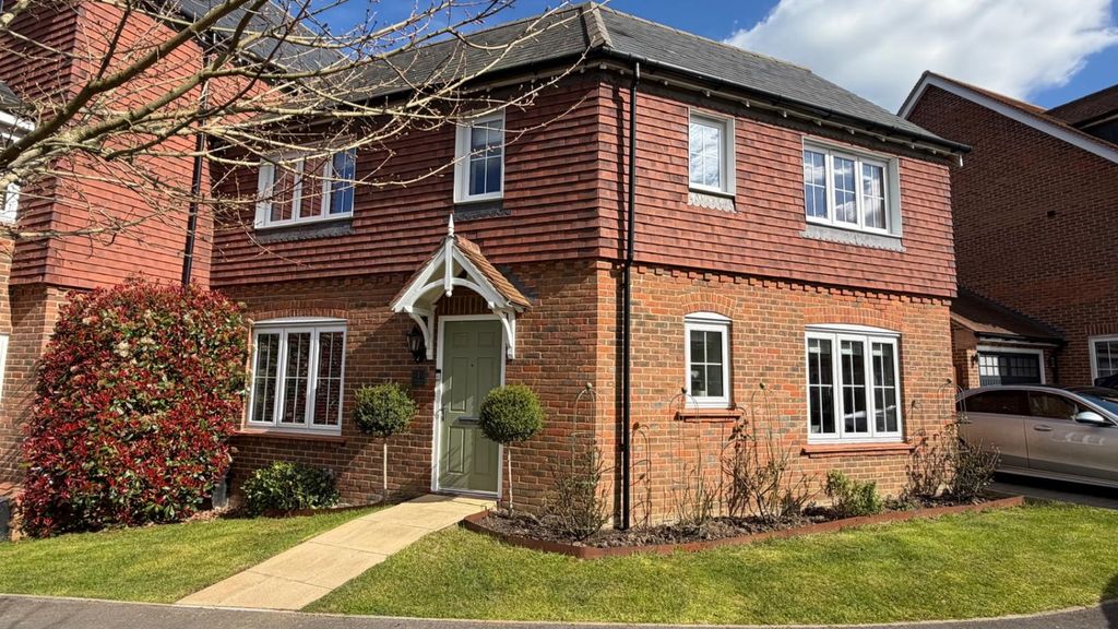 Property photo 1 of 13 Ewemove Estate Agents Basingstoke