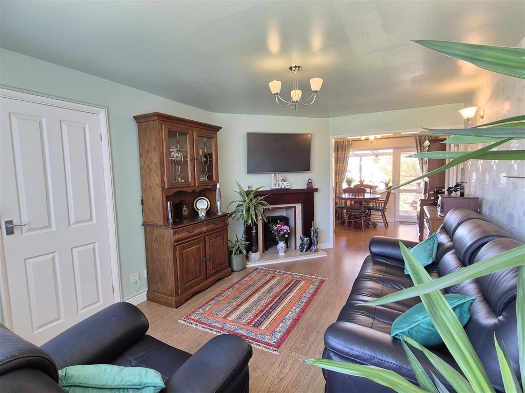 Property photo 2 of 17 Lounge