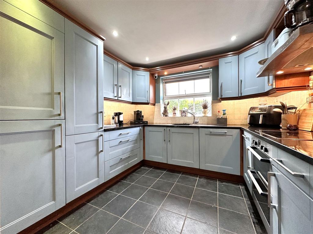 Property photo 2 of 21 Modern Fitted Kitchen 519