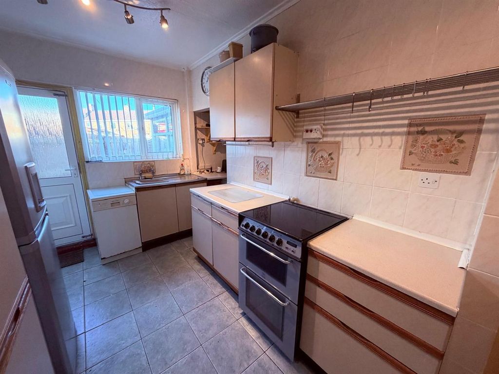 Property photo 3 of 10 Kitchen