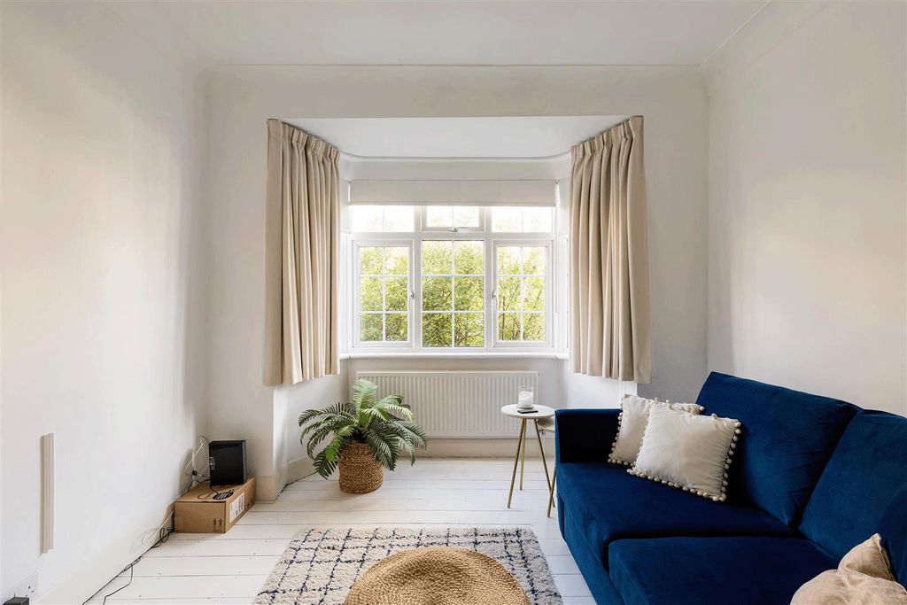 Property photo 2 of 33 Orford Road, E17