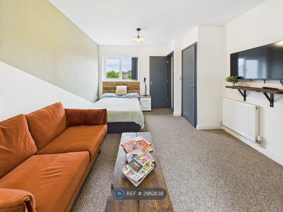 Property photo 1 of 7 Room 5