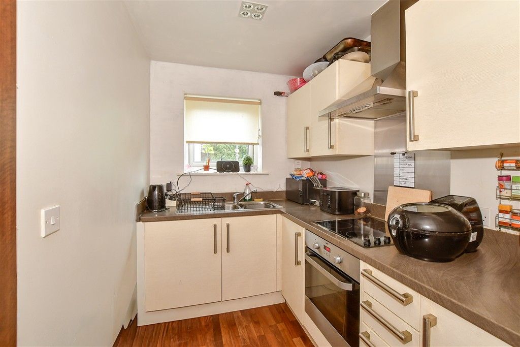 Property photo 3 of 10 Kitchen
