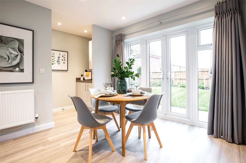 Property photo 3 of 10 Dining