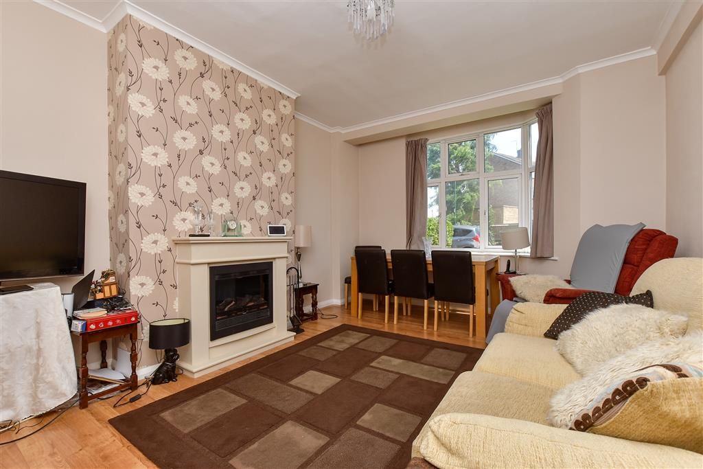 Property photo 3 of 9 Lounge