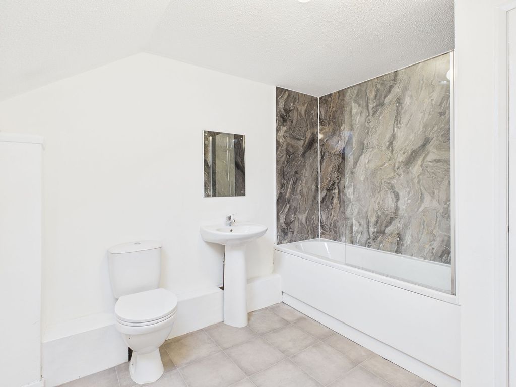 Property photo 3 of 10 Bathroom