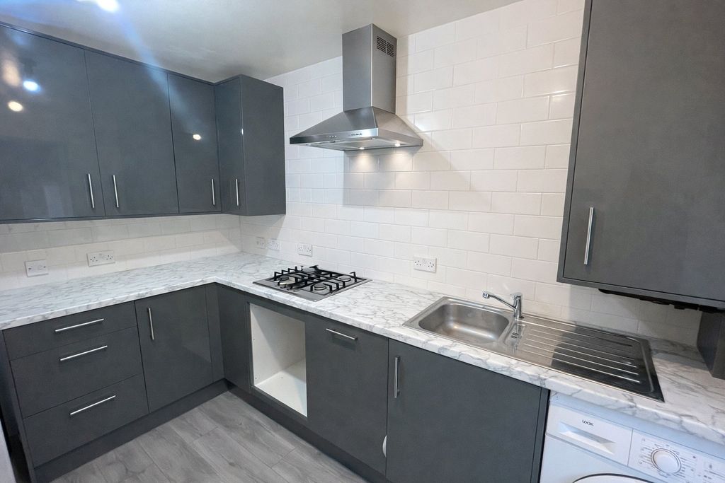 Property photo 3 of 8 Kitchen