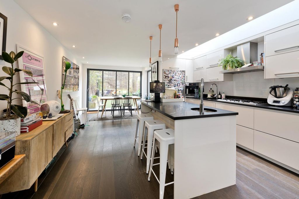 Property photo 1 of 11 Kitchen (Main)