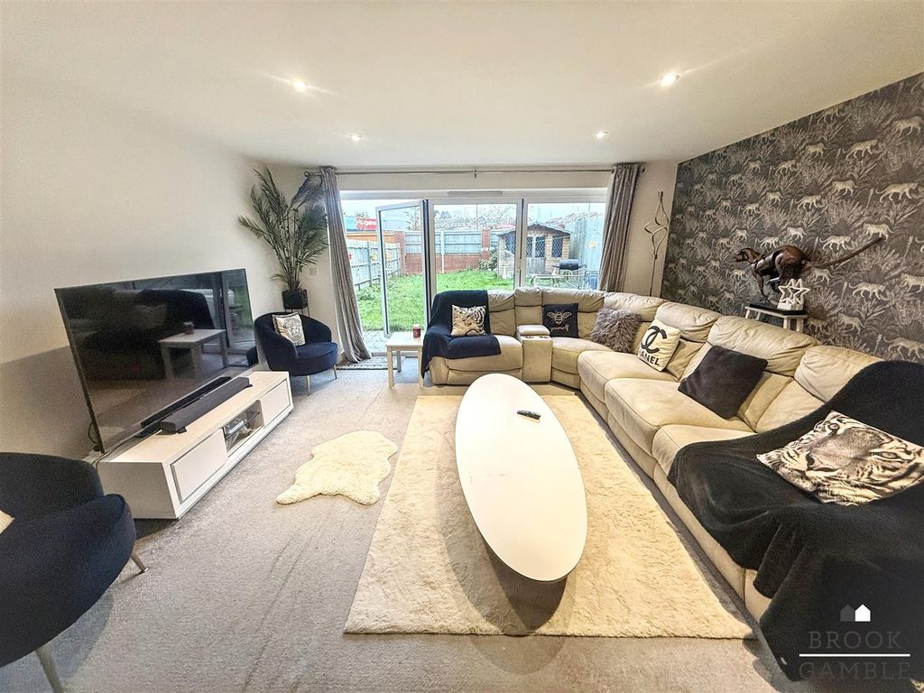 Property photo 3 of 15 01323 438506