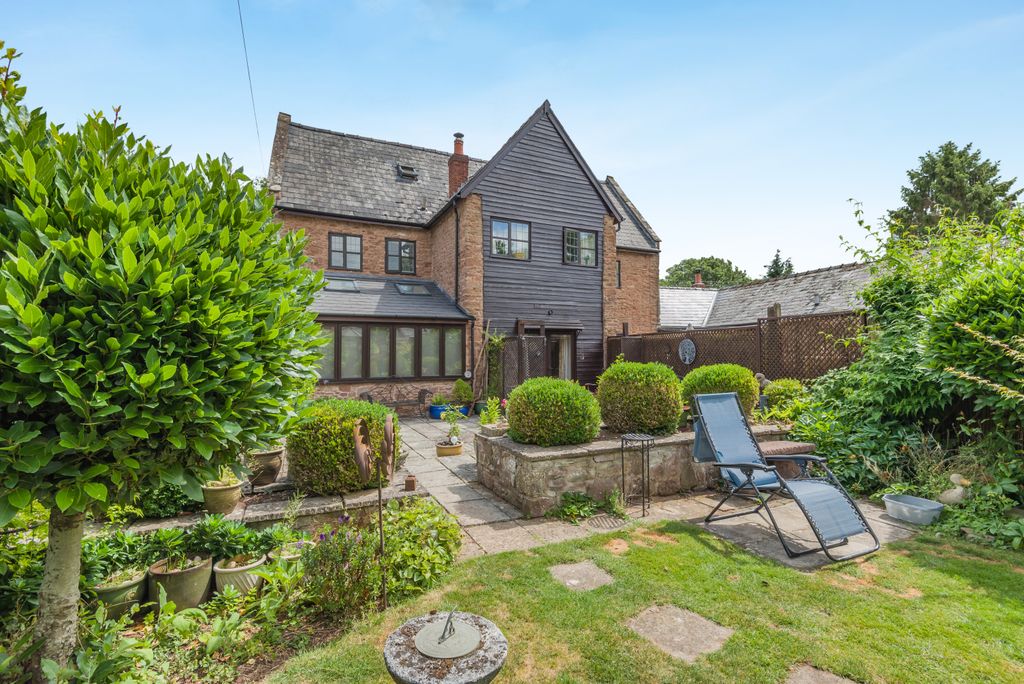 Property photo 2 of 17 8696800-Exterior11