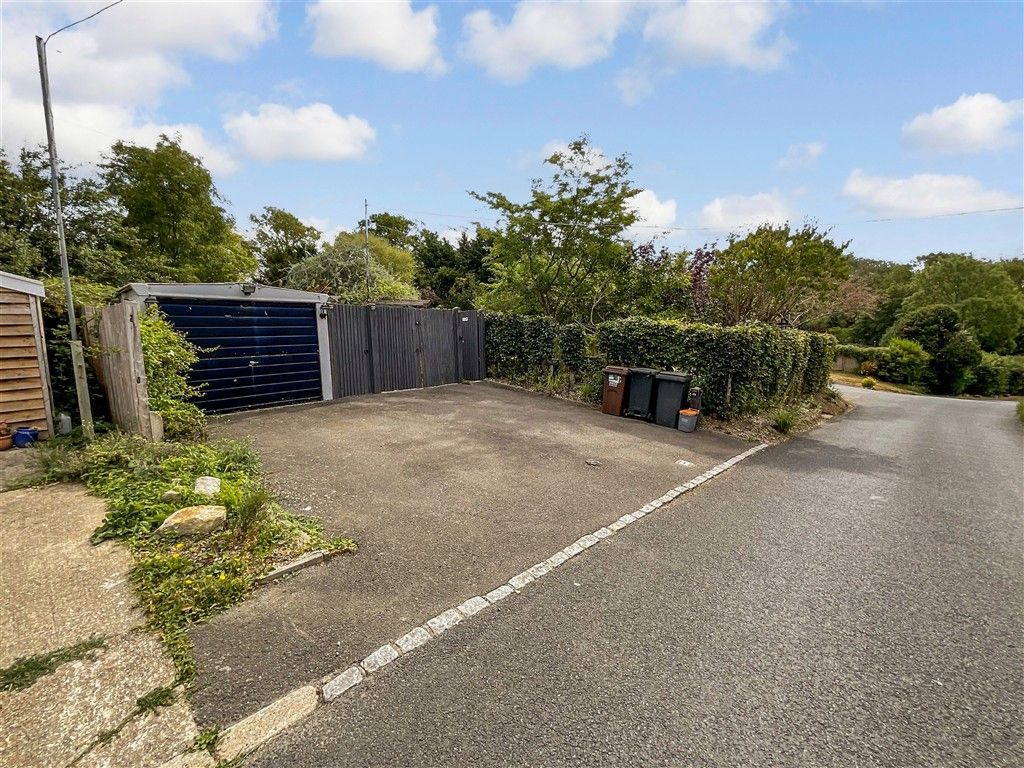 Property photo 2 of 15 Garage/Parking