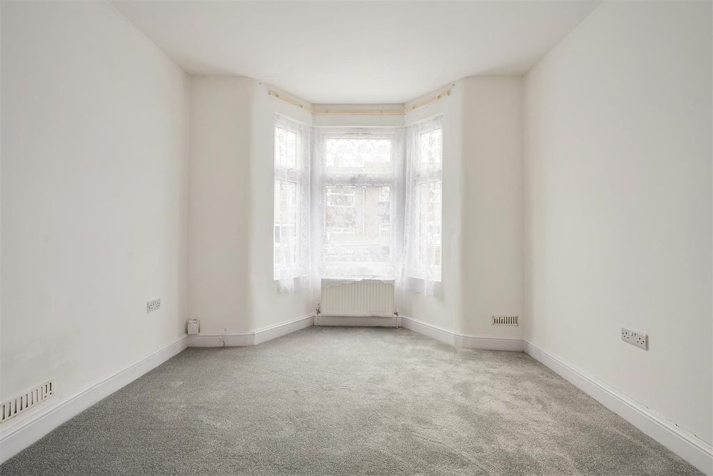 Property photo 2 of 34 Carlton Road, E17